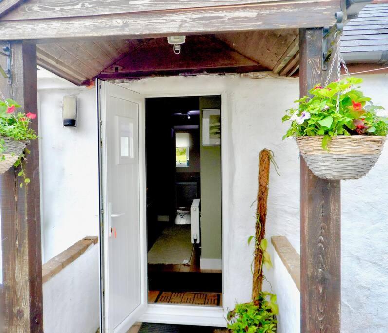 Stunning Annexe 1 Luxury Bedroom, Eating Area & Bathroom Only! ทรูโร ภายนอก รูปภาพ