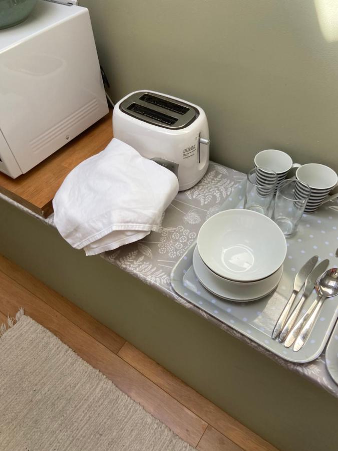 Stunning Annexe 1 Luxury Bedroom, Eating Area & Bathroom Only! ทรูโร ภายนอก รูปภาพ