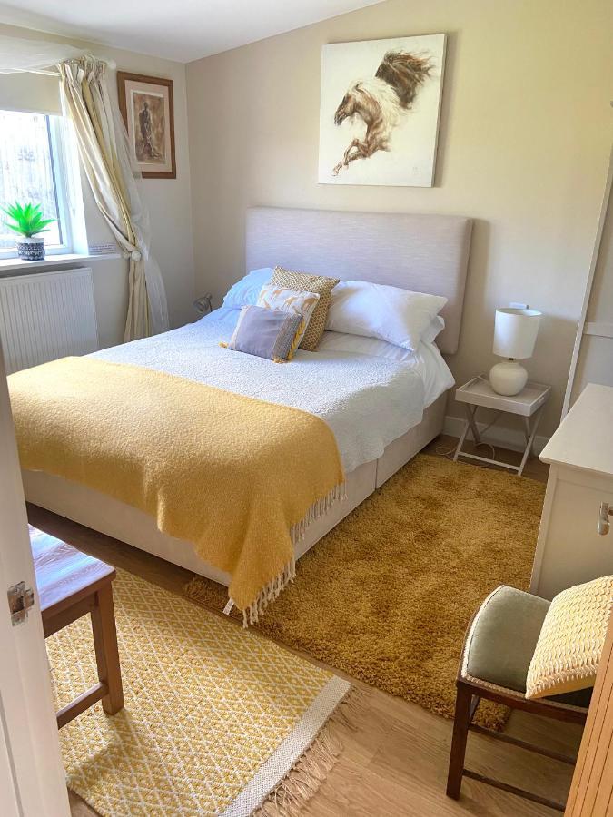 Stunning Annexe 1 Luxury Bedroom, Eating Area & Bathroom Only! ทรูโร ภายนอก รูปภาพ