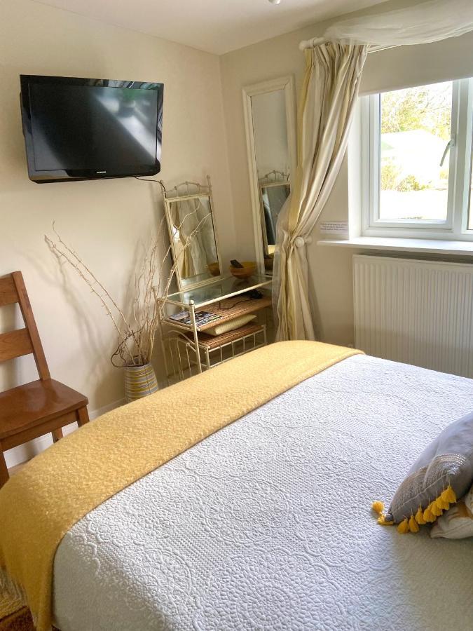 Stunning Annexe 1 Luxury Bedroom, Eating Area & Bathroom Only! ทรูโร ภายนอก รูปภาพ